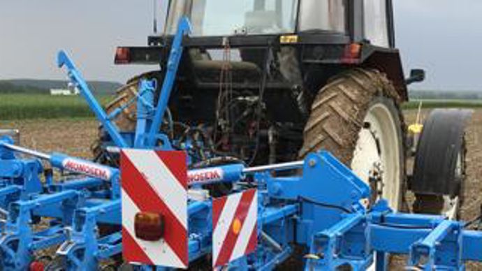 Sur la plateforme d’essais désherbage, à Châteaudun (Eure-et-Loir), la bineuse Monosem est testée en complémentarité du chimique.